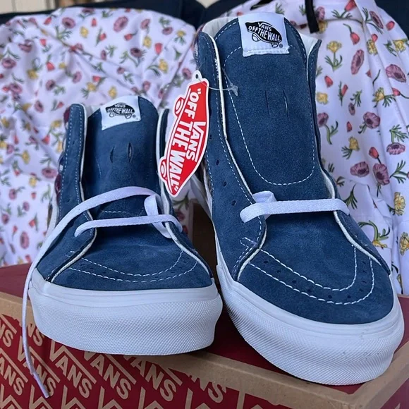 Vans Men’s Sk8-Hi
Fair Isle Blue/Multi
VN0A7Q5NBER
Sneakers - Picture 7 of 16